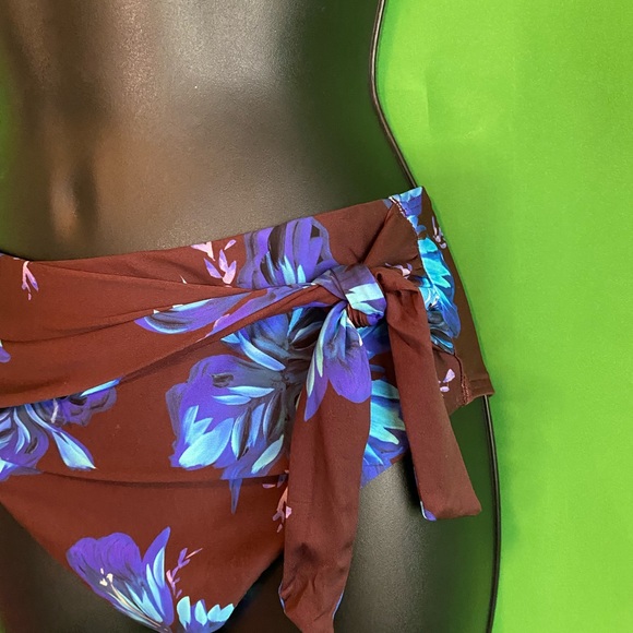 Swimsuit - Picture 4 of 5